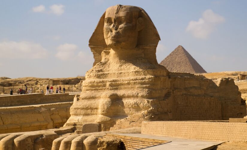GIZÉ, EGITO. Em meio ao deserto, as pirâmides são um dos maiores atrativos do mundo. Milênios de história - e a lendária Esfinge - estão ao alcance das mãos. A capital, Cairo, tem entre seus pontos de visitação o Museu Egípcio, com peças que contam a hist