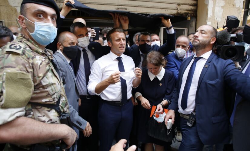 O presidente da França, Emmanuel Macron em Beirute; Macron foi o primeiro chefe de Estado a visitar o Líbano, após  explosão 
