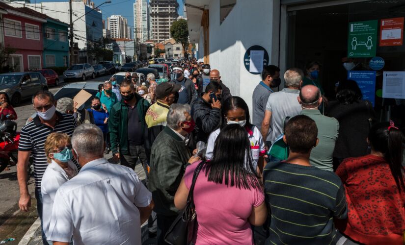 Clientes se reuniram na rua Padre Estevão Pernet, na zona leste de SP
