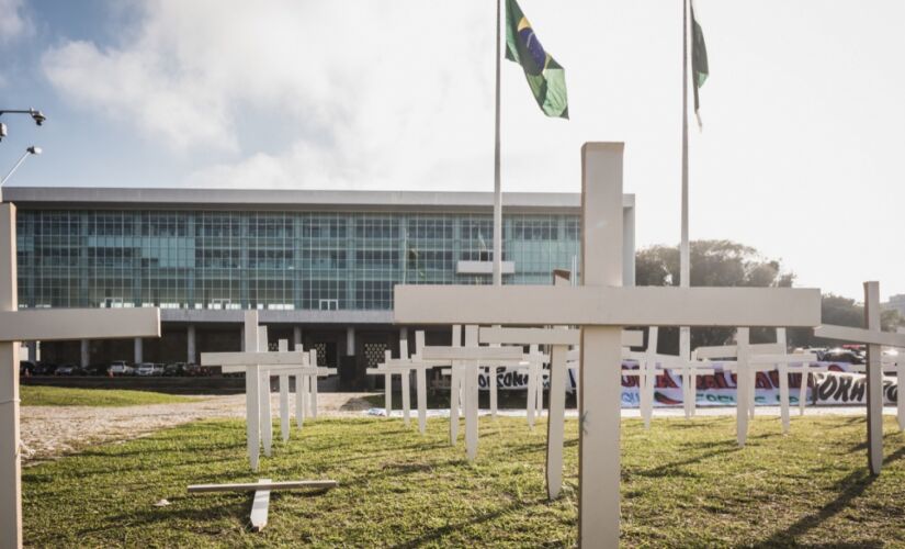 Brasil só está atrás dos EUA em número de mortes pelo novo coronavírus
