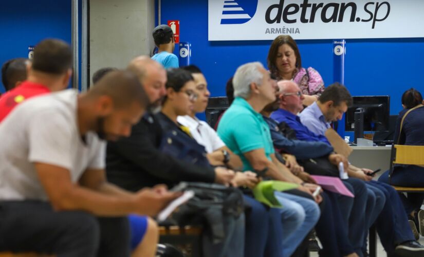 Movimenta&ccedil;&atilde;o de pessoas em unidade de atendimento do Detran-SP
