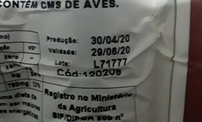 Pacote de linguiça fora do prazo de validade