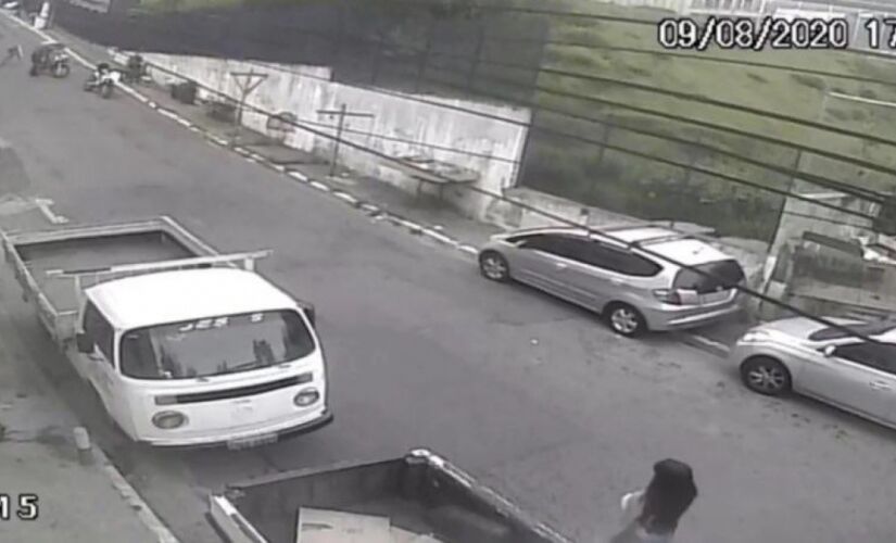 Um vídeo gravado por câmera de segurança mostra Rogério pilotando a moto