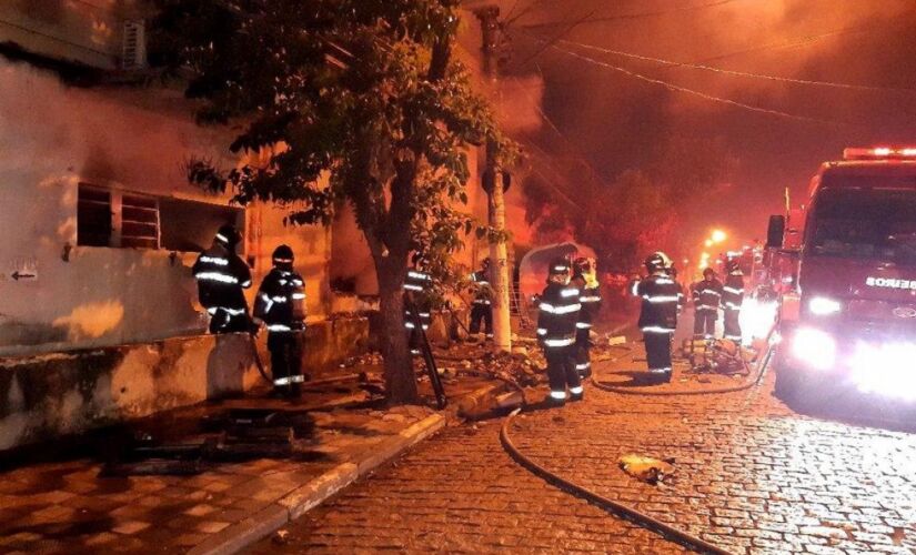 O fogo teve início por volta das 21h30, no almoxarifado do hospital, em uma ala anexa, do lado externo do prédio