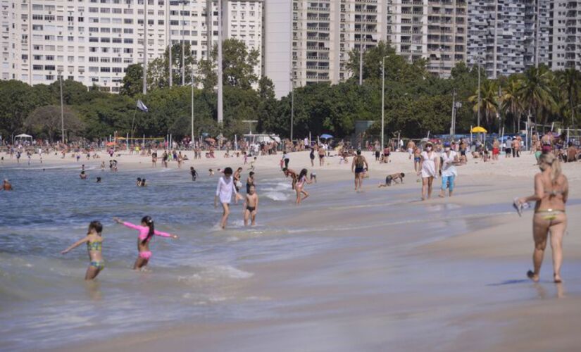 Apesar de proibida, tem sido comum a presen&ccedil;a de muitas pessoas nas areias das praias do Rio