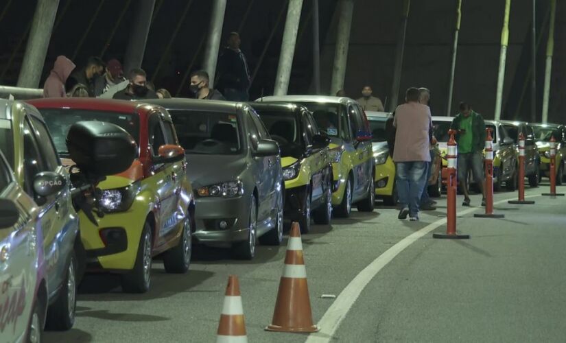 Cerca de 30 carros formaram uma fila no acostamento da ponte