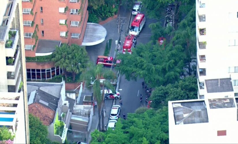 Movimentação dos Bombeiros e da Polícia Militar em prédio em que vizinho jogou spray sobre funcionários de uma obra