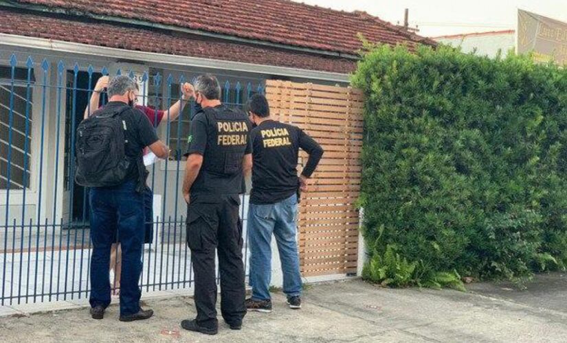 Policiais Federais durante cumprimento de mandados