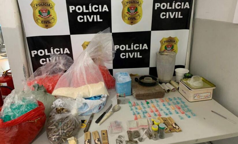No local foram encontrados diversos objetos utilizados para o refino e armazenamento de drogas, como tubos pequenos que estavam vazios, sacos plásticos, pinos de cocaína e porções de maconha 