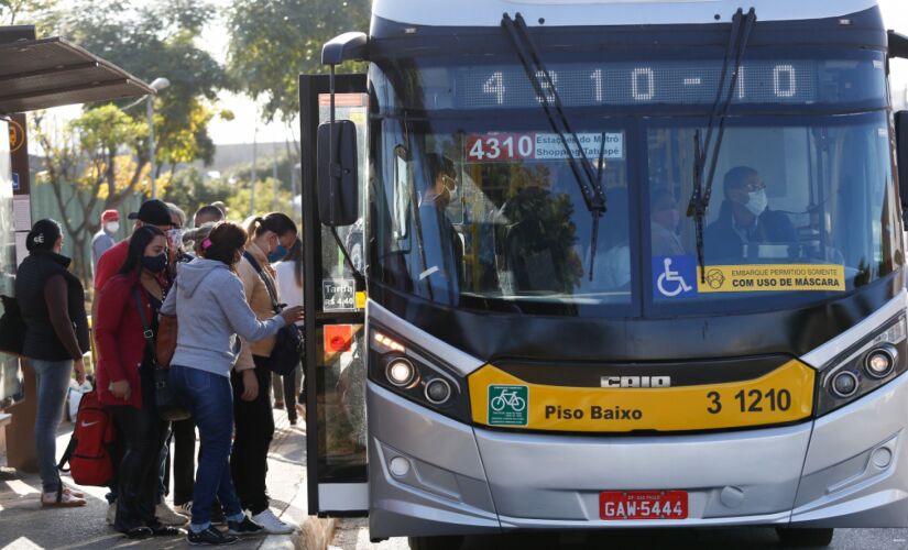 Movimentação de passageiros em ônibus municipal na Capital 