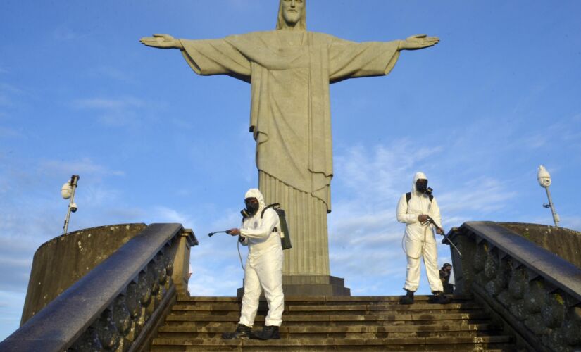  Nesta quinta-feira (13), o Cristo Redentor passou por desinfecção