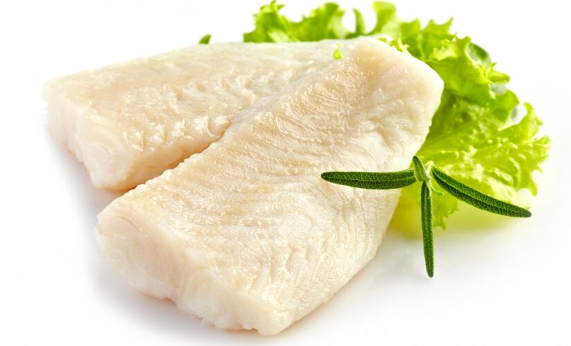 File de peixe em fundo branco