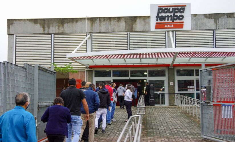 Fila e aglomeração no Poupatempo de Mauá, na região metropolitana de São Paulo, em agosto do ano passado