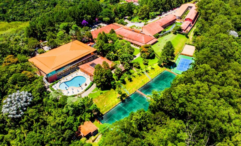 Terras Altas Resort, em Itapecerica da Serra.  O espaço fica na Mata Atlântica, e tem todo o contato com a natureza. Fica na Rodovia Régis Bittencourt, Km 292,5, e o telefone é (11) 3382-3900.