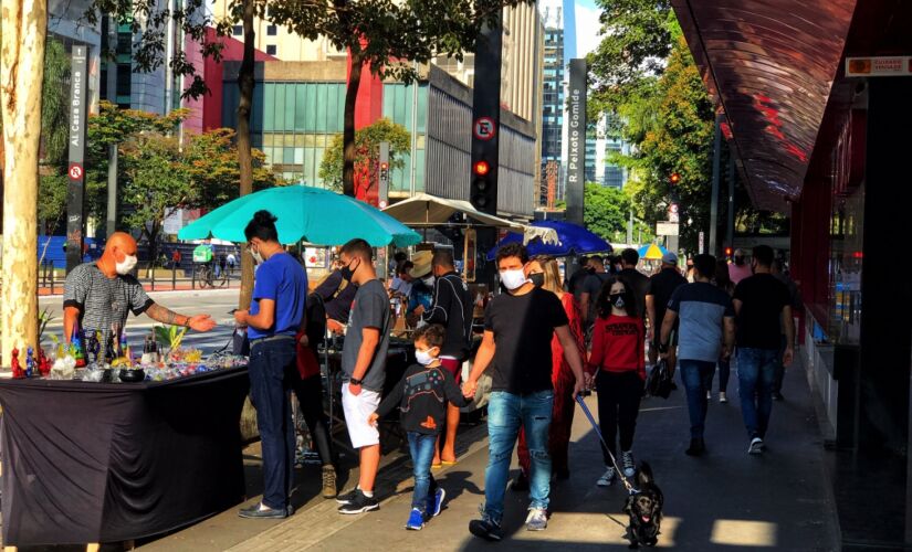 Movimentação na avenida Paulista durante a quarentena imposta pela pandemia do novo coronavírus