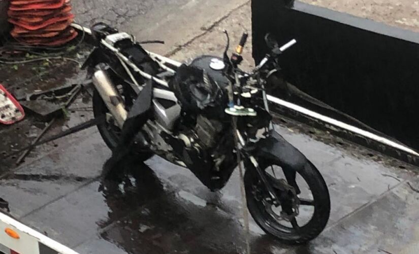 Motocicleta ficou destruída após o acidente
