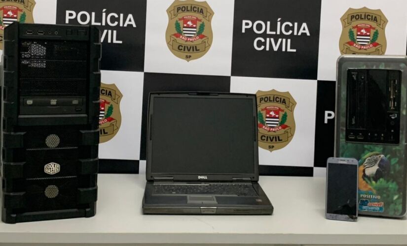 Foram apreendidos dois computadores, um notebook e um celular; todos os eletrônicos foram encaminhados à perícia da cidade 