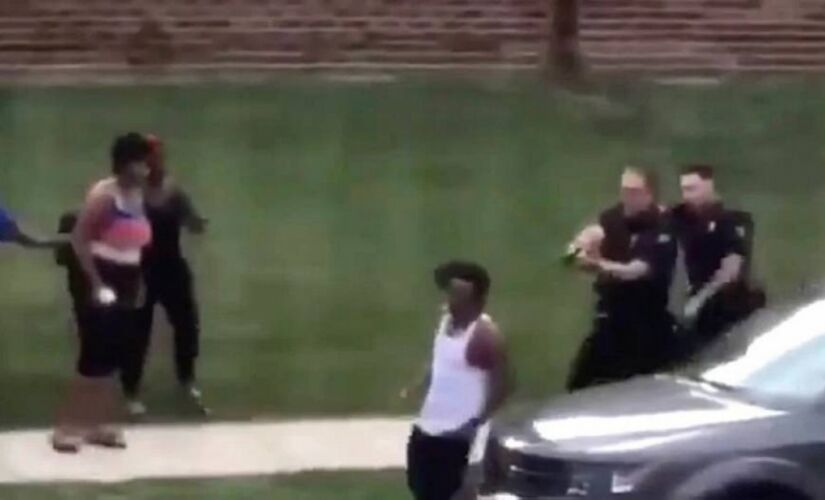 Vídeo mostra Jacob Blake sendo levado até um carro enquanto é seguido por dois policiais