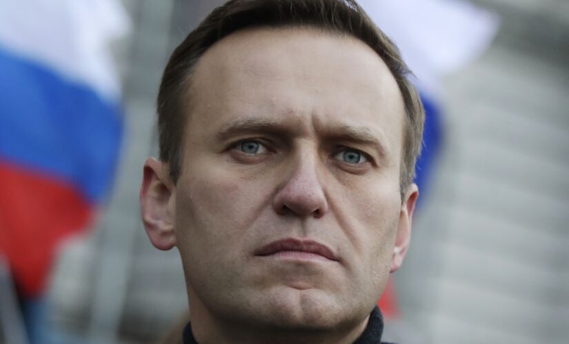 O russo Alexey Navalny, de 44 anos, opositor de Vladimir Putin, passou mal durante um voo para Moscou e segue internado
