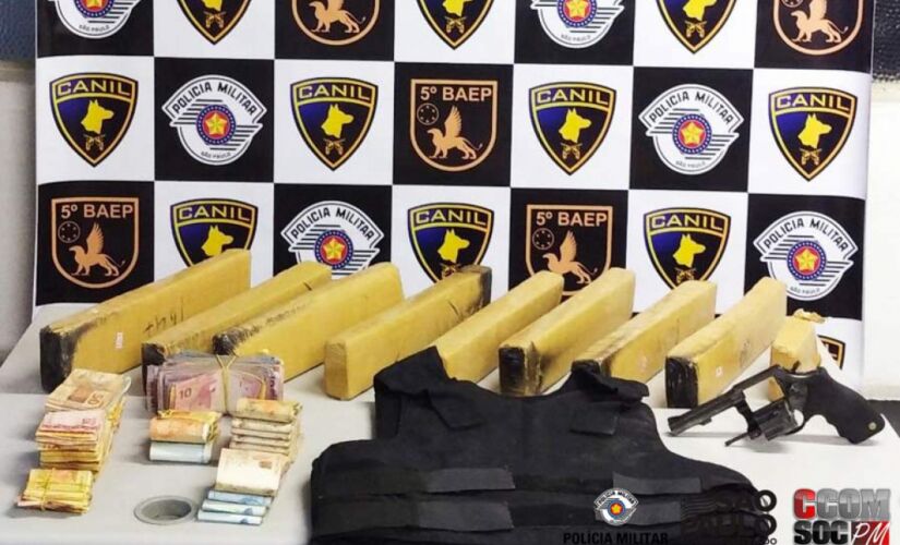 Drogas, arma de fogo, colete balístico, além de mais de R$23 mil apreendidos durante ação em Embu das Artes 