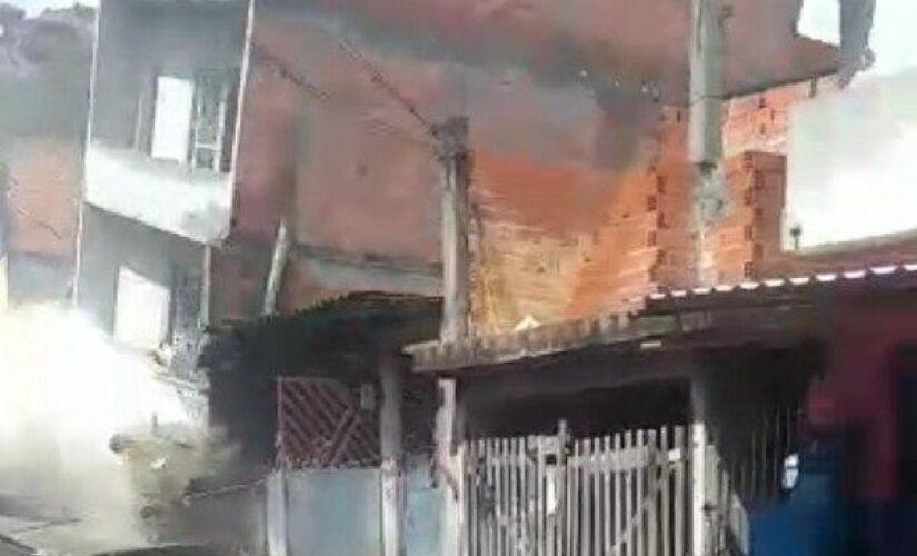 Pelas imagens, é possível ver que, após desabar, a casa atingiu a estrutura de duas casas vizinhas, sendo que uma ficou bastante danificada