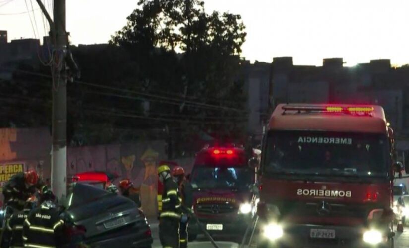 De acordo com o Corpo de Bombeiros, o motorista perdeu o controle e bateu em um poste por volta das 5h