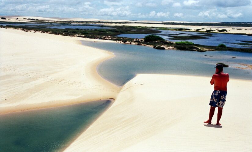 Turista fotografa dunas no Delta do Rio Parnaíba, no norte do Piauí