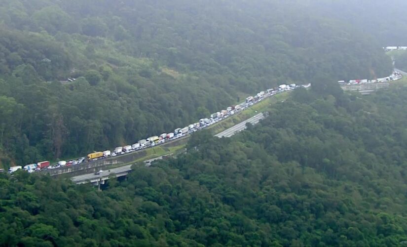 O acidente ocorreu na altura do km 79 após o tombamento de um caminhão que transportava carga de coco verde