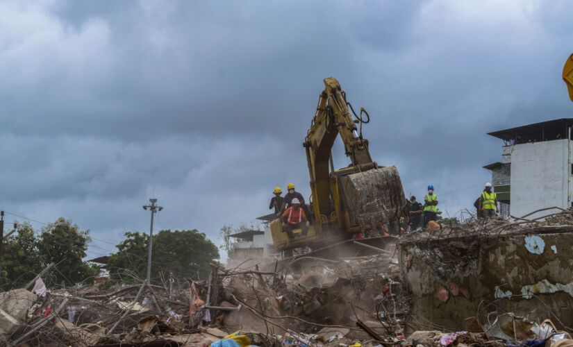 Equipes de resgate trabalham nesta terça-feira em meio aos escombros do prédio de cinco andares que desabou na Índia