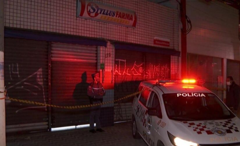De acordo com a polícia, a loja estava encerrando o expediente quando três homens entraram e anunciaram o assalto