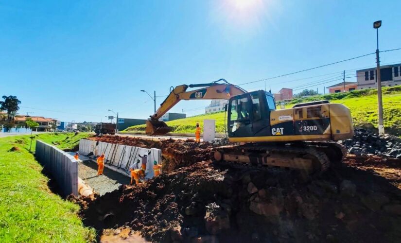 Canalização do Córrego Pinheirinho em Porto Feliz 
