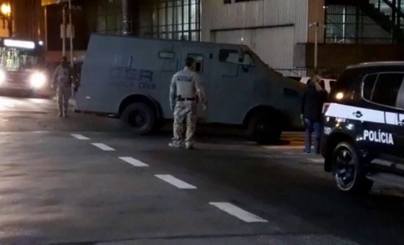 Policiais civis do DHPP cumprindo mandados de prisão contra suspeitos de homicídio na Capital 