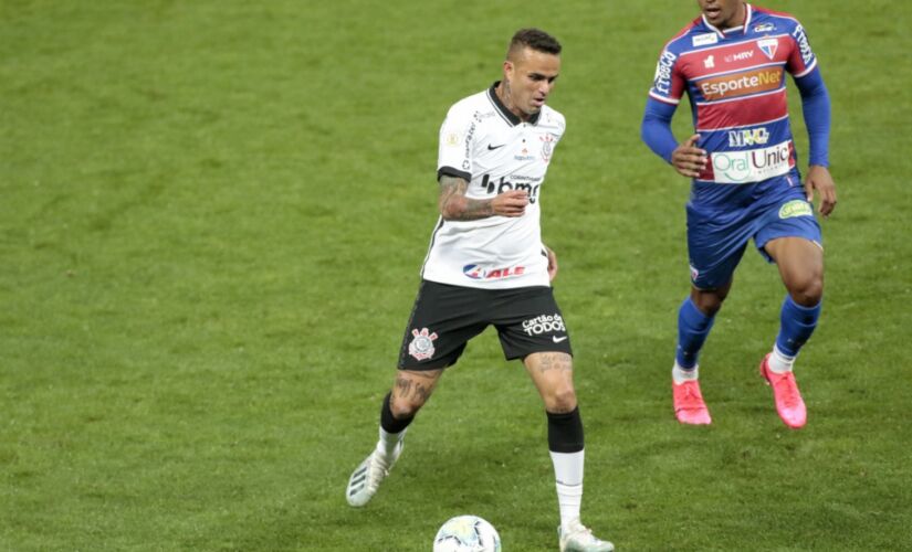 O Corinthians começou o jogo com velocidade e apostando na dobradinha Sidcley e Léo Natel na esquerda

