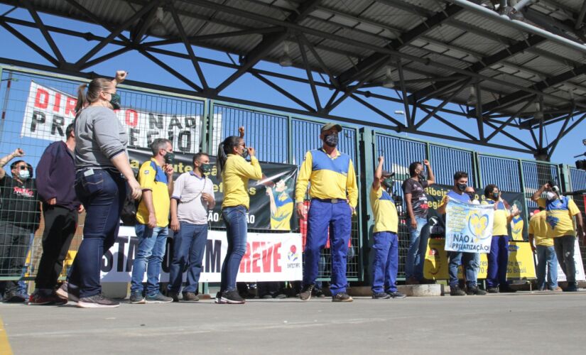 O tribunal decidiu que a greve, iniciada no dia 17 de agosto, não foi abusiva; servidores deveriam  retomar o trabalho nesta terça