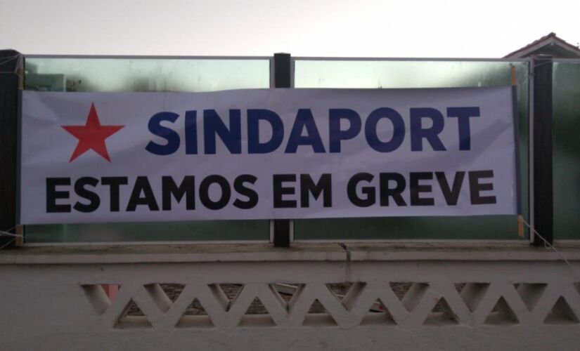 Faixas colocadas em frente à sede da Cia Docas de São Sebastião