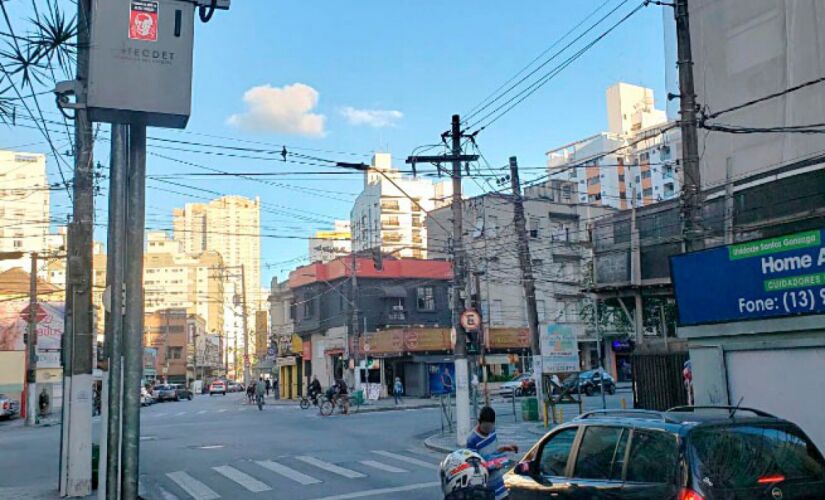 Radar que desencadeou a ação policial é instalado na Rua Governador Pedro de Toledo
