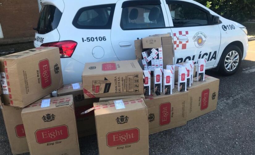 Na residência, a Polícia Militar encontrou 13 caixas com 650 pacotes de maço de cigarro, sem nota fiscal e com origem do Paraguai
