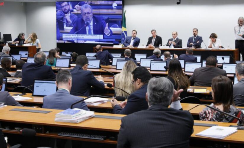 A Comissão Mista de Orçamento (CMO) é integrada por 40 parlamentares (30 deputados e 10 senadores); projeto orçamentário será entregue sem que a Comissão esteja em funcionamento