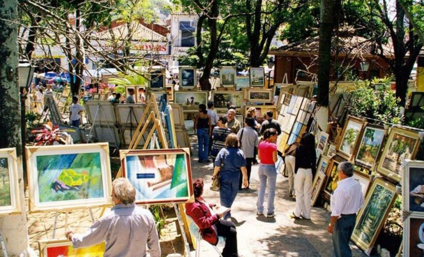 A Feira de Artes e Artesanato completou meio século de atividade em 2019, reunindo no Centro Histórico de Embu artistas e turistas