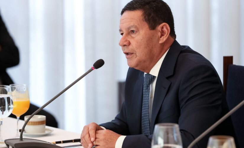 O vice-presidente Hamilton Mourão diz que discorda da possibilidade acúmulo de salários 