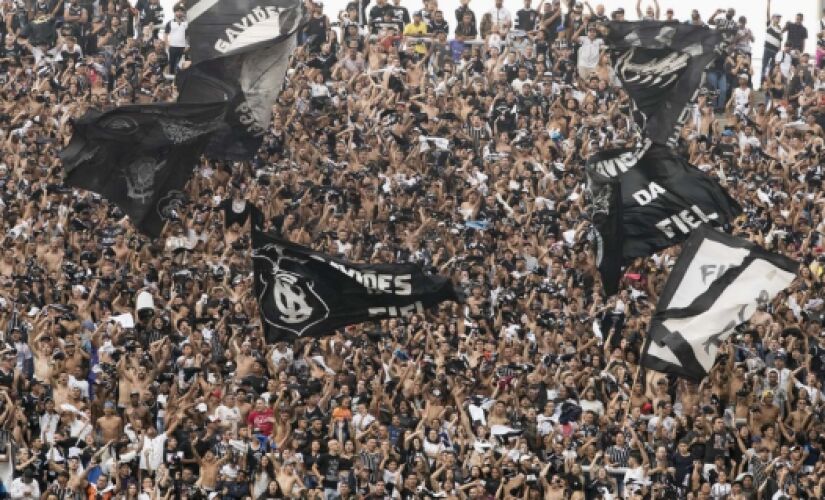 Torcida corintiana na Arena Corinthians, na zona leste da Capital