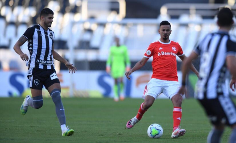 Logo aos quatro minutos do primeiro tempo, Thiago Galhardo, de cabeça, abriu o placar para o Inter