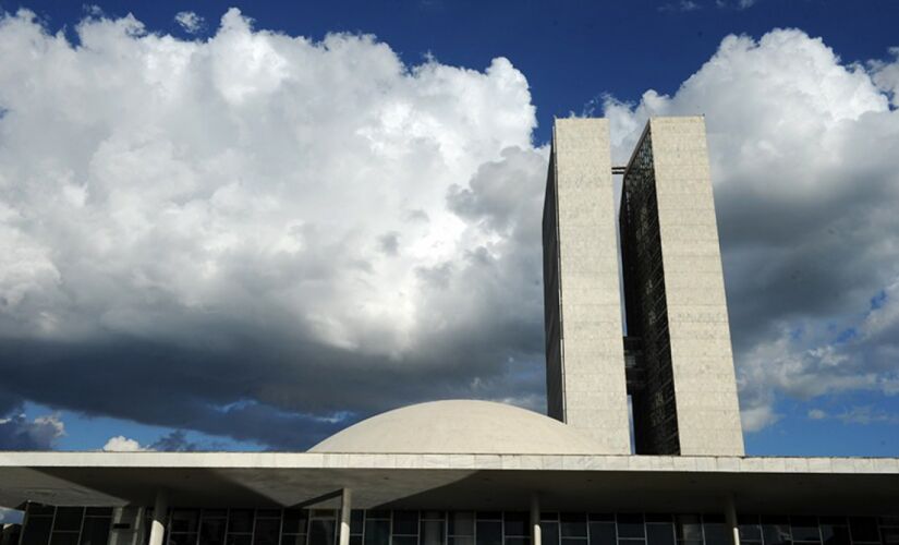 O texto teve origem no Senado, porém passou pela Câmara dos Deputado e foi alterado