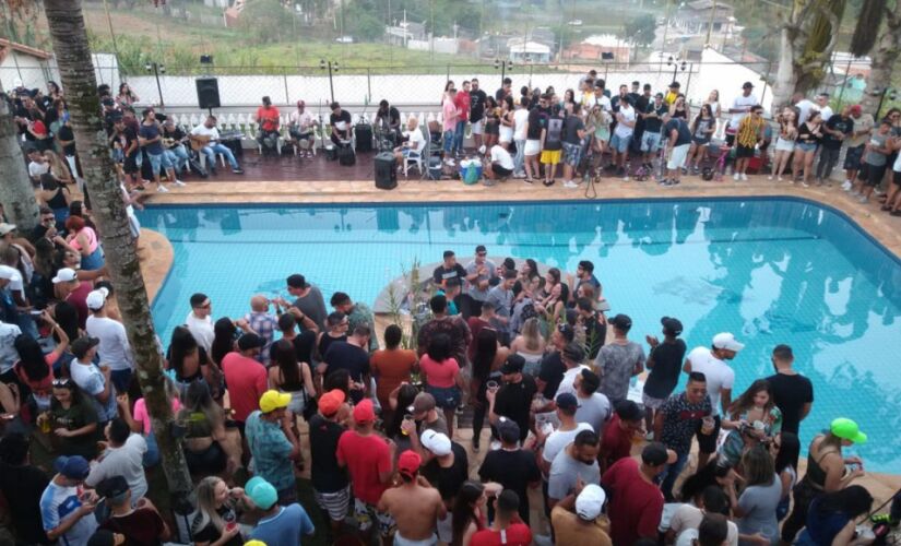 Em uma foto é possível ver dezenas de pessoas em volta de uma piscina, mas testemunhas relataram que a festa tinha centenas de participantes