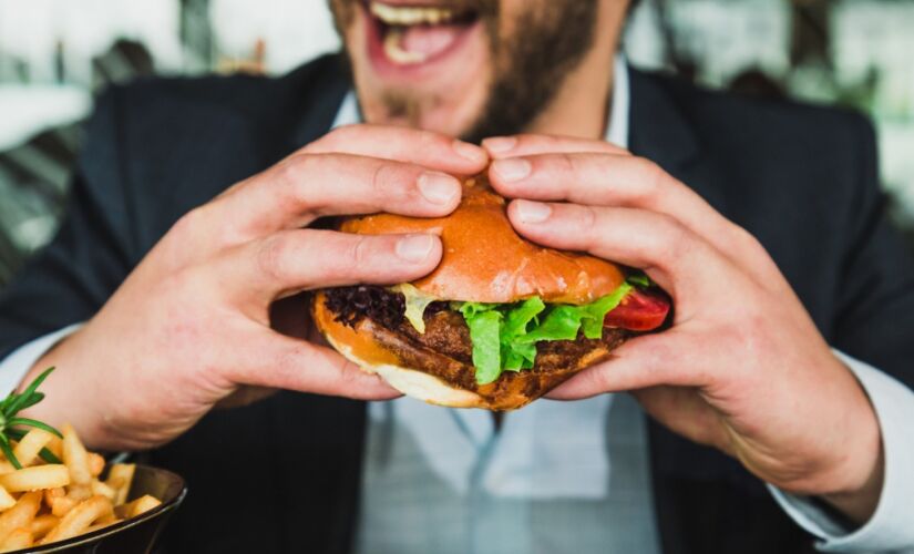 Entre os períodos 2008/2009 e 2017/2018, sanduíches e pizzas tiveram um aumento no consumo de 10,5% para 17%
