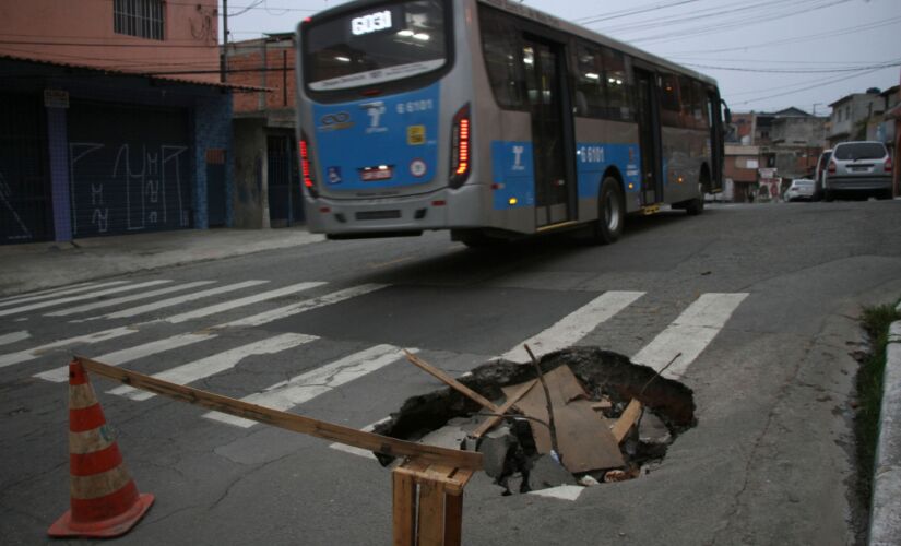 Cratera na avenida Paulo Lauro, no Grajaú, zona sul da capital paulista, formada há mais de 20 dias