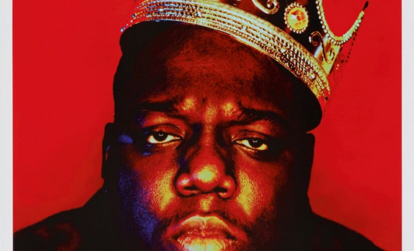 A coroa, assinada por Notorious B.I.G., foi usada pelo cantor em uma icônica sessão de fotos, três dias antes dele morrer, em 1997