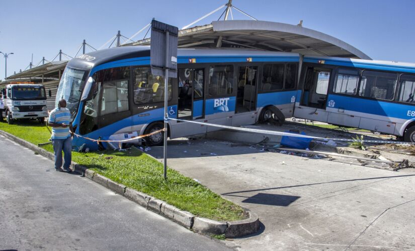 Um ônibus do BRT invadiu uma estação, no Corredor Transoeste, na Barra da Tijuca, zona oeste do Rio, após desviar de viatura 