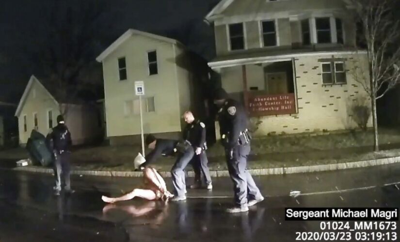 As imagens divulgadas mostram que homem estava nu, cooperando com os policiais e aceitou as ordens de ficar no chão