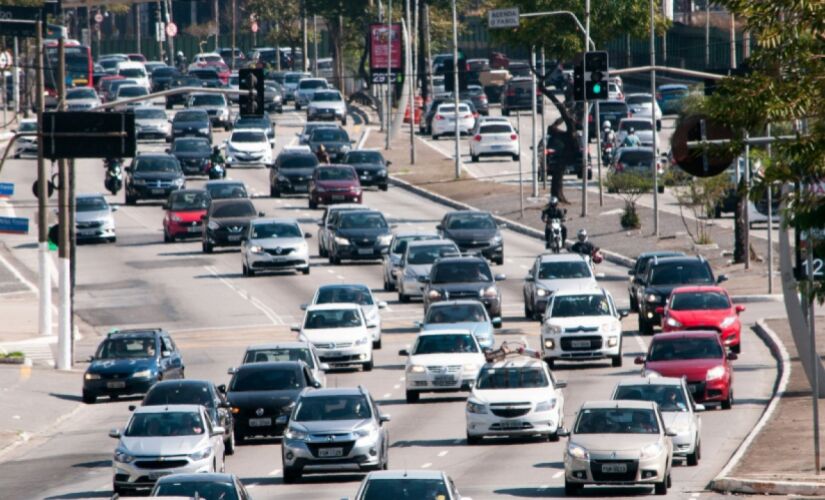 Avenida Radial Leste e Corredor Norte-Sul congestionadas nesta sexta